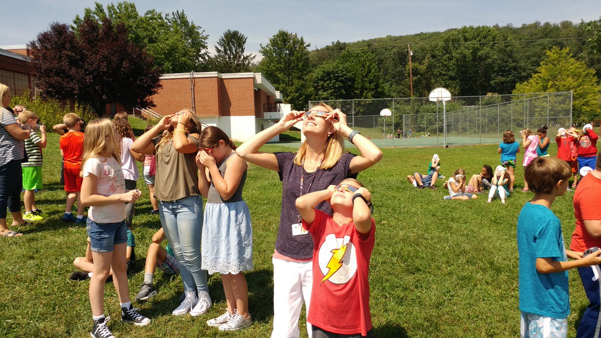 JonniNewcomb's tweet photo. Loved watching the eclipse with Belview Bees today--thanks Montgomery County Schools for the glasses! https://t.co/dsObmhVOTu