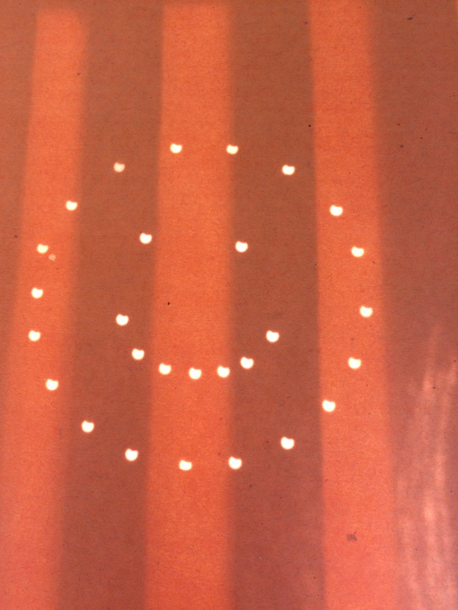 boox_koh's tweet image. #Eclipse #happyeclipse 
Cuando te pones a jugar con el eclipse, y terminas haciendo esto xDDD