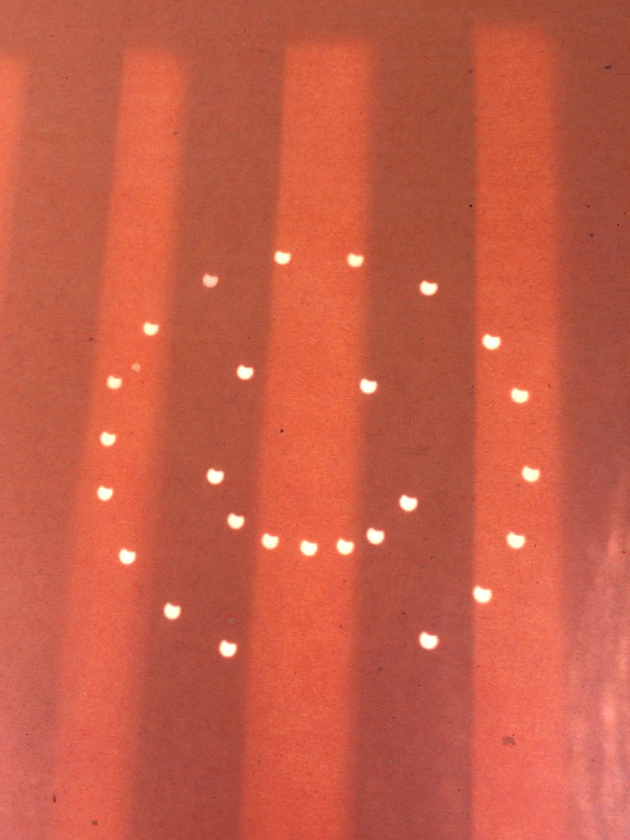 boox_koh's tweet image. #Eclipse #happyeclipse 
Cuando te pones a jugar con el eclipse, y terminas haciendo esto xDDD