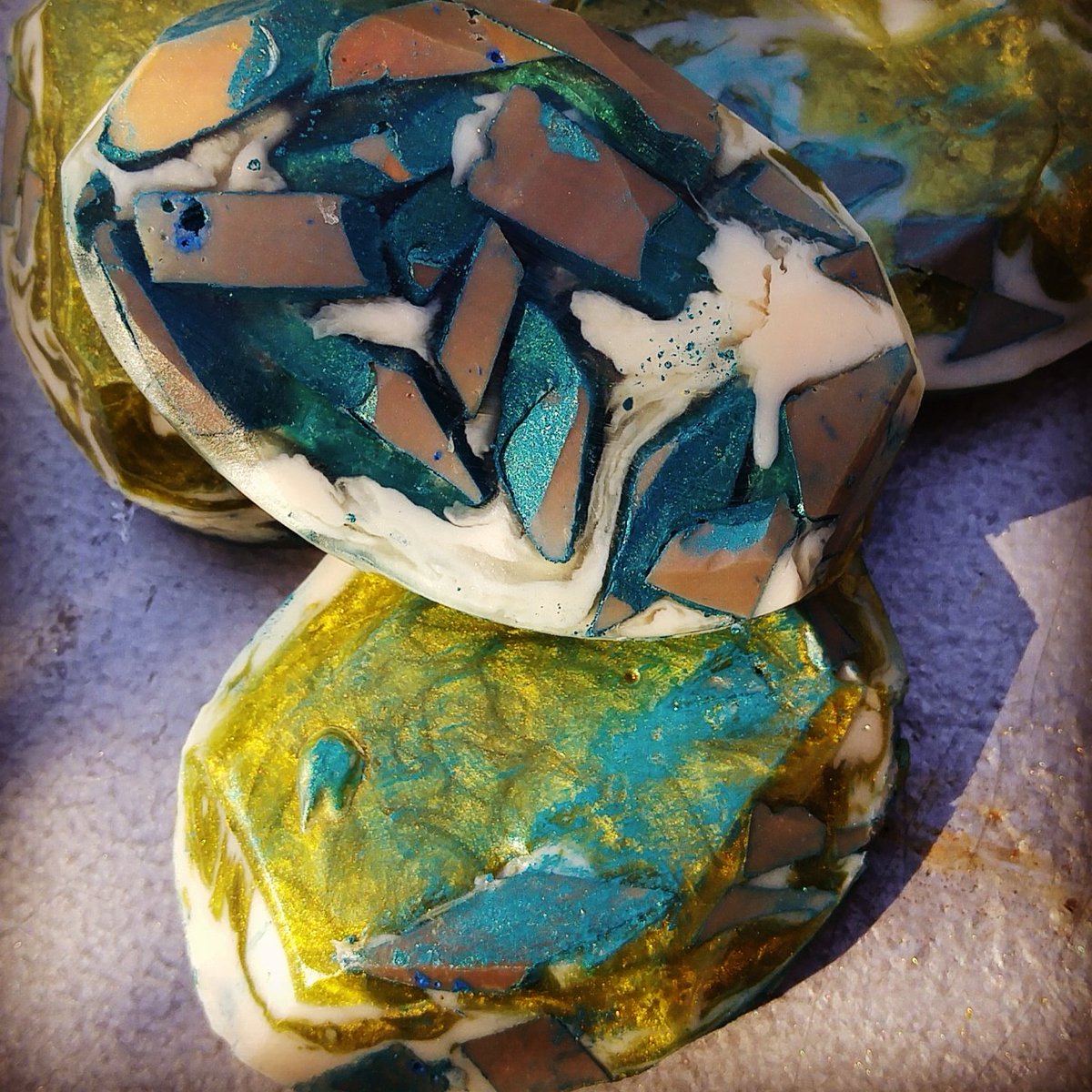 thefizzychimera's tweet photo. #stonesoap #hemp #hempoil #handmade 7$ https://t.co/cCEKpwzoxr