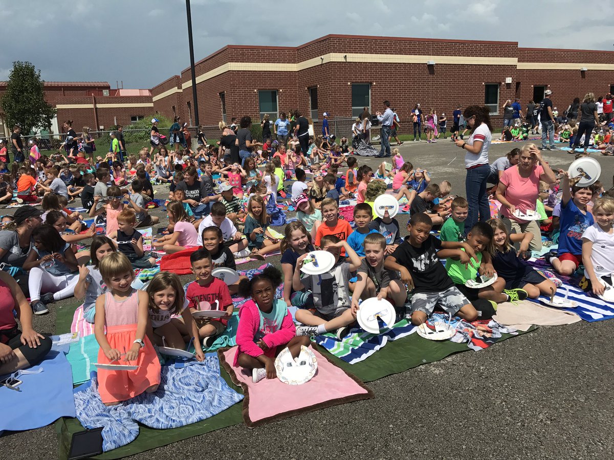 MrsCrownsClass's tweet photo. @KBElementary Great American Solar Eclipse πβ€οΈπ€ #lpseclipse https://t.co/bXg0fHO1xa