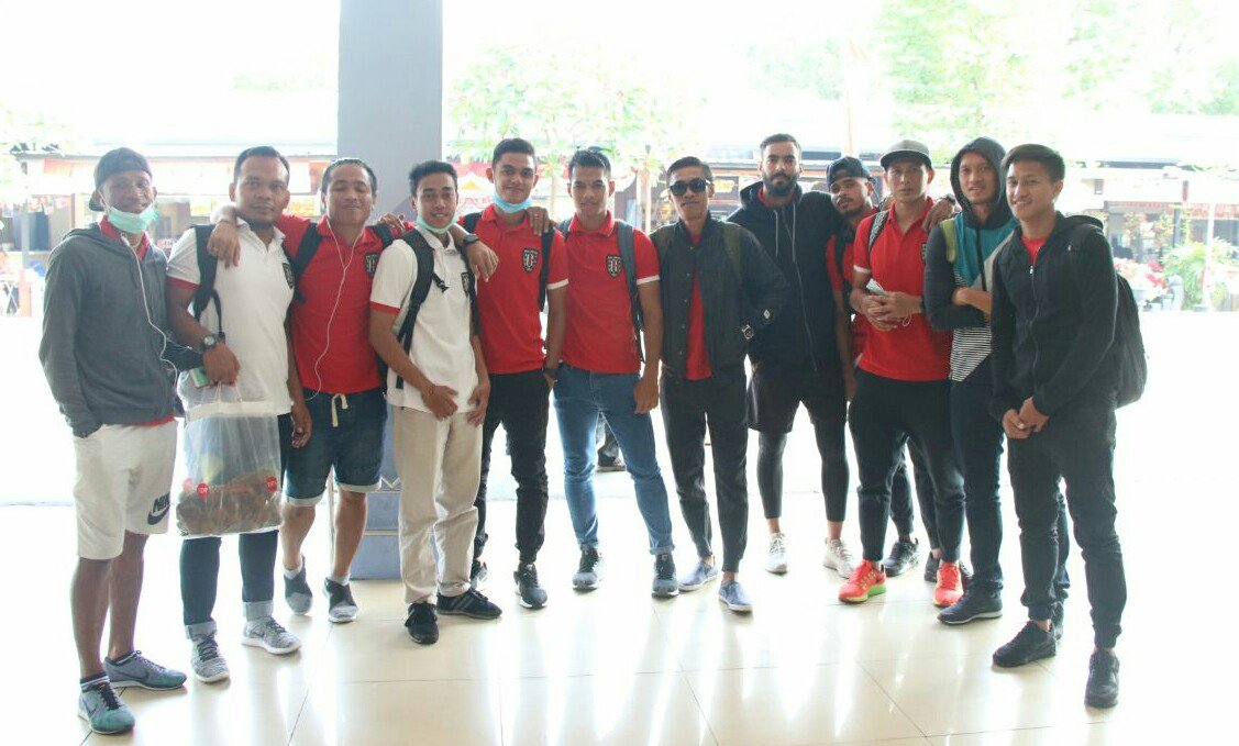 BaliUtd's tweet photo. Rombongan tim saat ini sedang transit di Bandara Halim Perdanakusuma sebelum melanjutkan penerbangan ke Padang. 😊 https://t.co/P4HOxqxdwV