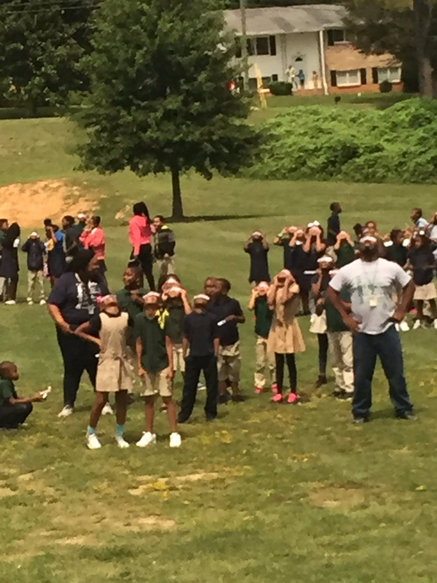 PrincpalCPEvans's tweet photo. C/O 2025 - 2027 enjoying the view! #APSeclipse @APSScienceRules @TommyUsherAPS @Atldepsupt https://t.co/AjLt4Iu7Ys