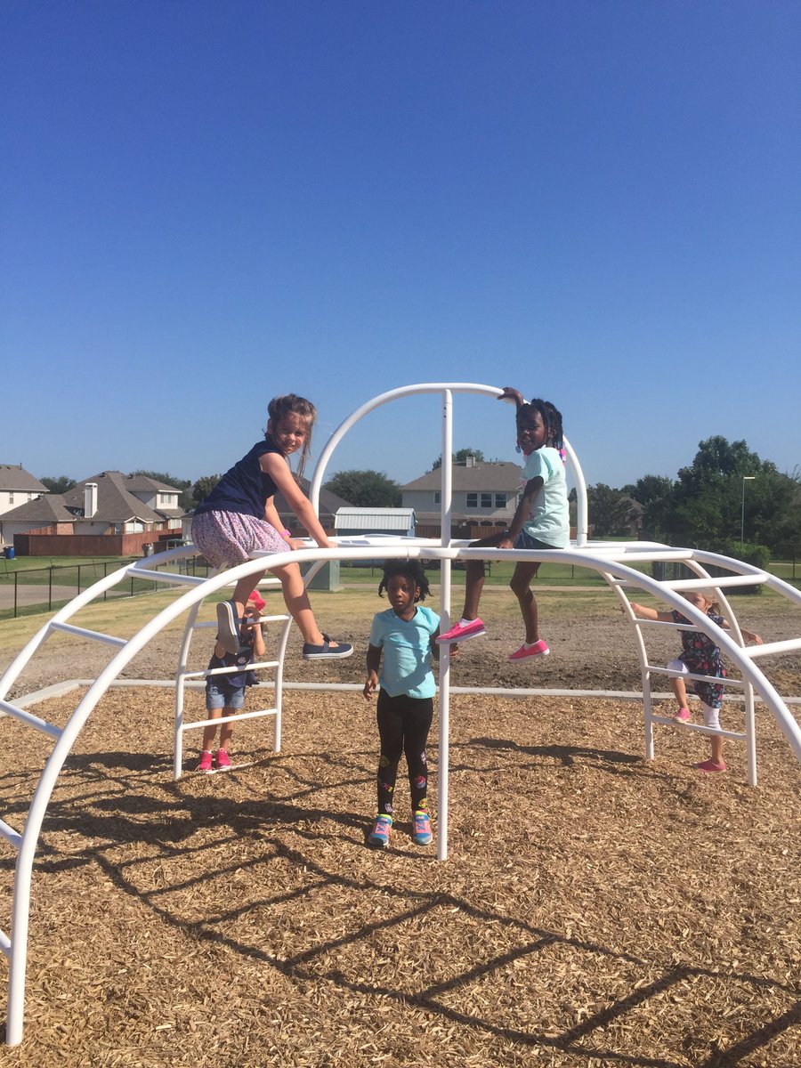 BlazerRecord's tweet photo. Yay for recess 🤗 @BolinElementary #newplaygroundequipment #recesscan'tbeoveralready https://t.co/qiHzolOFOF