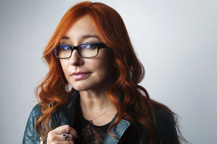 Hari ini, penyanyi, penulis lagu, pianis sekaligus komposer, Tori Amos, tepat berusia 54 tahun. Happy birthday! 