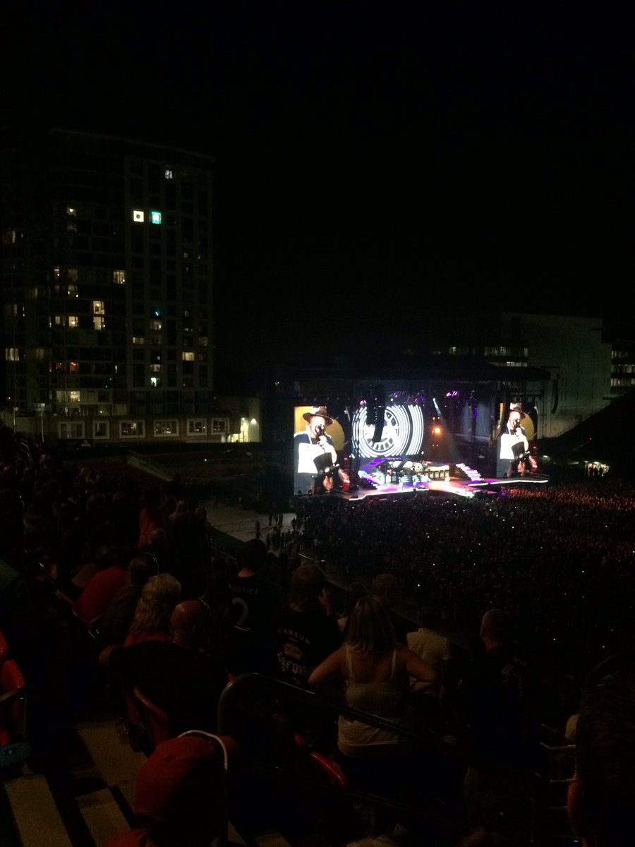 squiddler14's tweet image. AC/DC!!!   @axlrose #GNROttawa