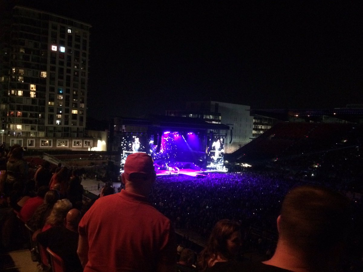 squiddler14's tweet image. Patience   ❤️ ❤️ ❤️ Oh no!  Did Axl swallow a bug?  At least we know it's live!  #GNROttawa
