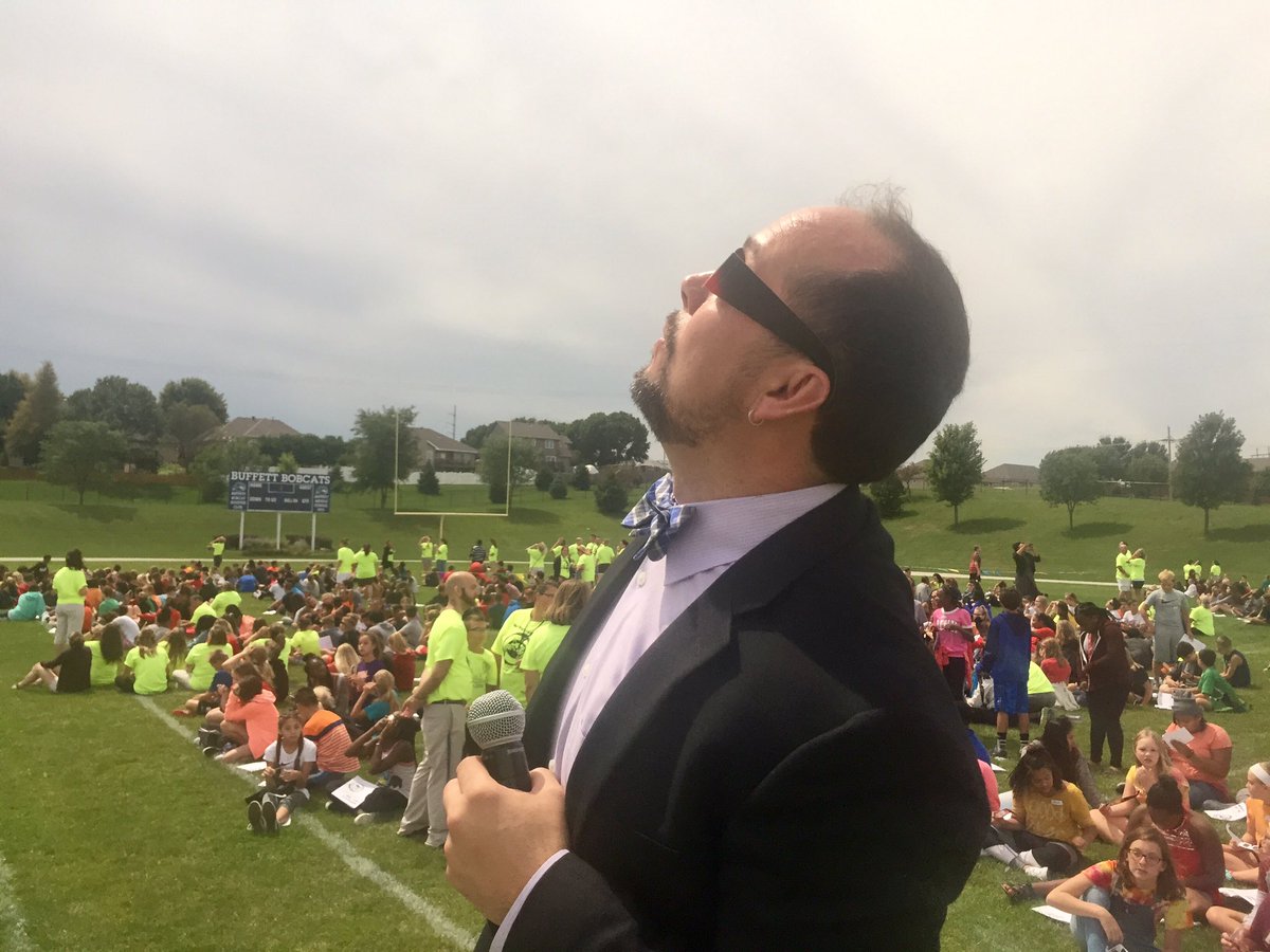 RosieOnTheFly's tweet photo. New @BobcatPrinCKpal stoked 2 enjoy w/ #WeAreBuffet! @OmahaPubSchool @BuffettMagnet #BuffetsGotSol #OPSEclipse #Eclipse2017 #eclipse https://t.co/DABewX62AO