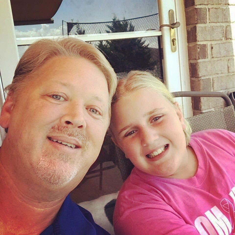 ChriscoTraci's tweet photo. #eclipsewatching https://t.co/G3WUjSzrNt