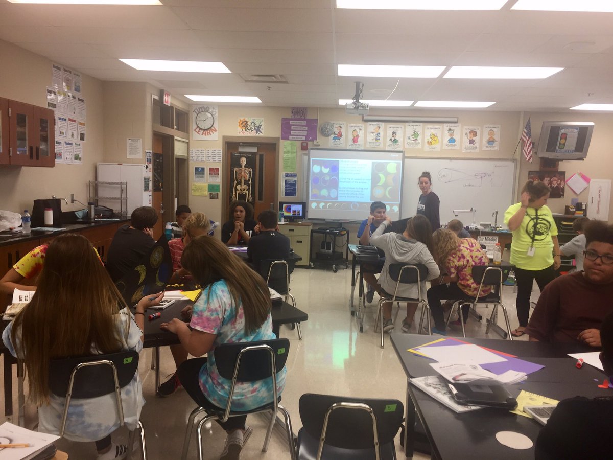 RosieOnTheFly's tweet photo. Back to classrooms for more Eclipse lessons!! @OmahaPubSchool @BuffettMagnet #BuffetsGotSol #OPSEclipse #Eclipse2017 #eclipse https://t.co/Fcym24SQKG