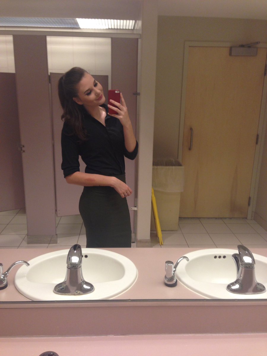 heatherlenette's tweet photo. Having to dress professional for work makes me feel like a mom https://t.co/HoMB2Ibb8G