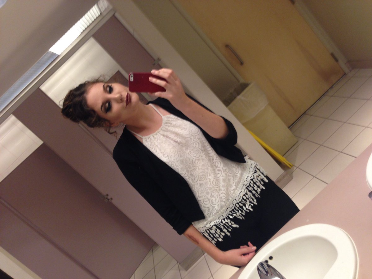 heatherlenette's tweet photo. Having to dress professional for work makes me feel like a mom https://t.co/HoMB2Ibb8G