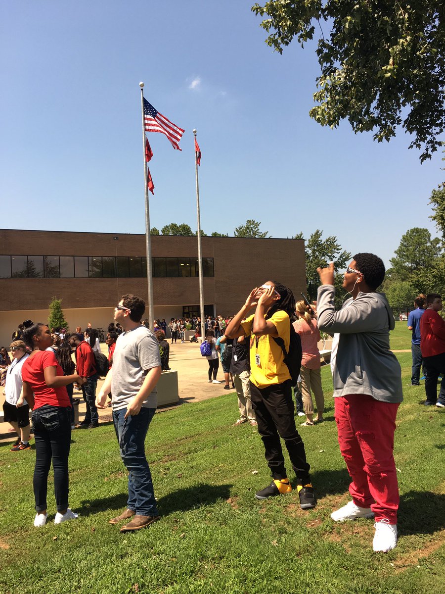 JennEngelken's tweet photo. JHS checking out the eclipse #caneclassroom https://t.co/0Vo0HYGm5N