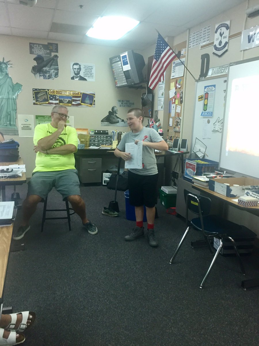 RosieOnTheFly's tweet photo. Celebrating the awesomeness! @KellyYanney21 @buffettlax @jayjbuffett @OmahaPubSchool @BuffettMagnet #BuffetsGotSol #OPSEclipse #Eclipse2017 https://t.co/VqWJLp3H11