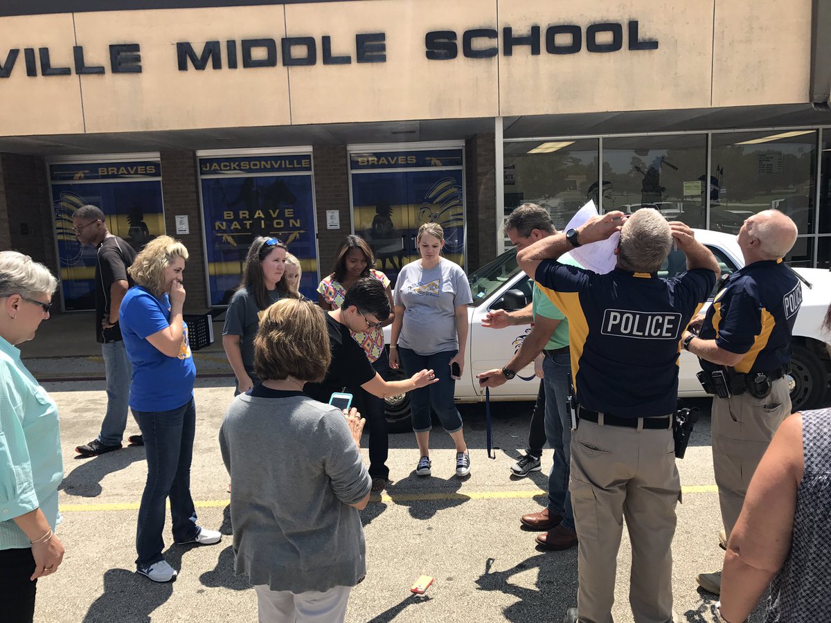 JMSBrave's tweet photo. And so, the journey begins... great memories and learning with peers. @JMSBrave @hgcargill #sharetheglasses #Eclipse2017 @JacksonvilleISD https://t.co/eHOtQAfhJc