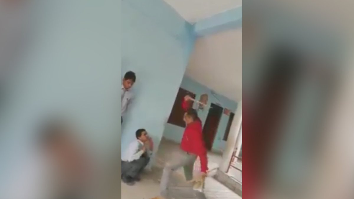 PrimerImpacto's tweet image. En video: Las crueles prácticas de castigo que ejercía un maestro contra estudiantes uni.vi/p5Pq30ezWc4