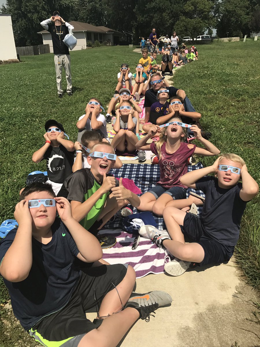 sv_principal's tweet photo. Amazing learning experiences today! #eclispe2017 #KSDEclipse https://t.co/GxIBeEMUVJ