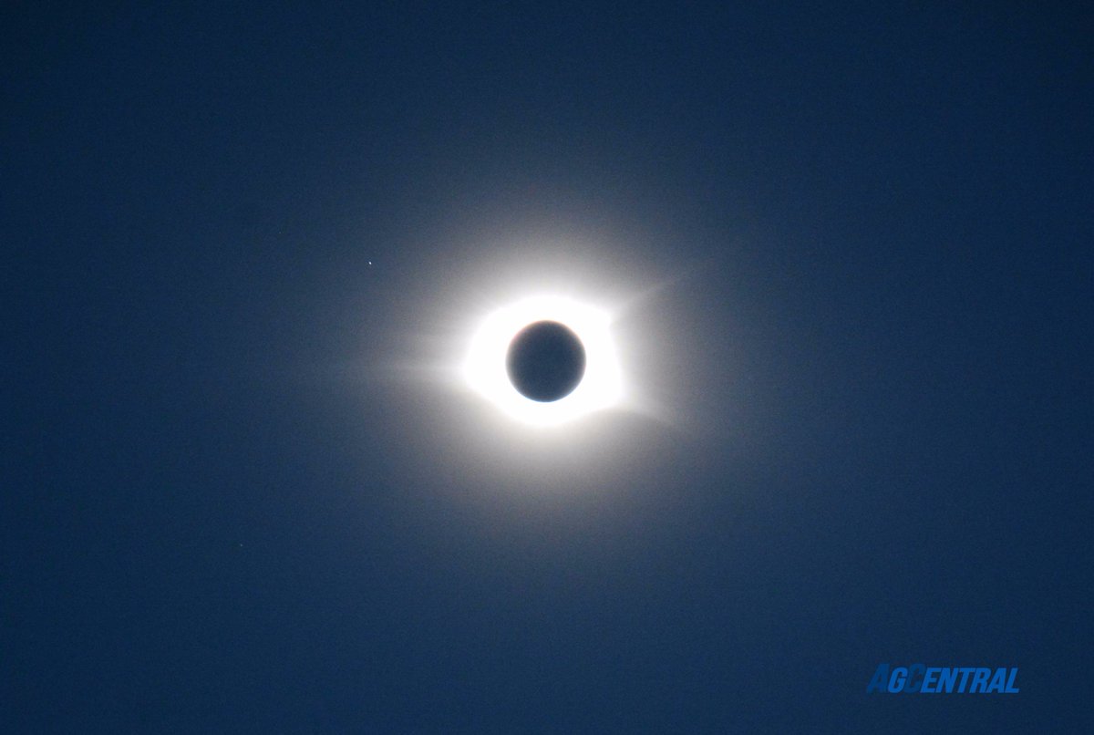 foodsheds's tweet photo. #Totality from #GreenbackTN, surrounded by Farm Fields, Smoky Mountains, Crickets Chirping. Awesome @TNMAGICMOMENTS https://t.co/BjCx3nJ8RB