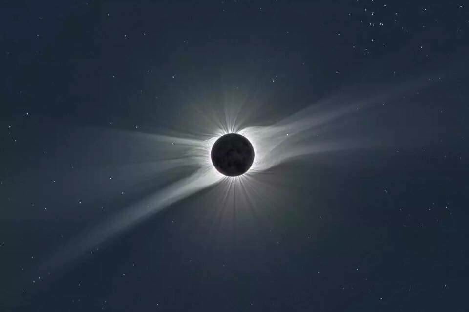 beckysnook81's tweet photo. My friend took this! Exactly how I saw it! Though in person was indescribable #totalsolareclipse2017 #totality #OREclilpse #Salem https://t.co/VorjQTeAa4