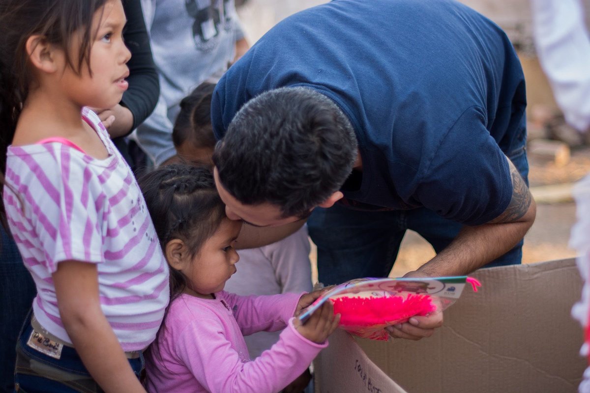apadrinandoarg's tweet image. Festejando el día del niño en la comunidad aborigen Avá Guaraní del norte salteño! Cambiamos por un ratito la dura realidad por sonrisas :-)