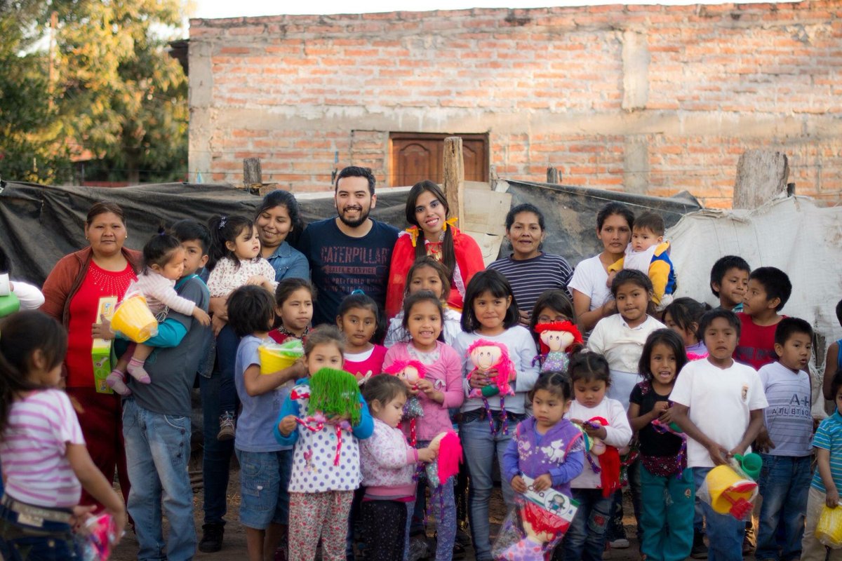 apadrinandoarg's tweet image. Festejando el día del niño en la comunidad aborigen Avá Guaraní del norte salteño! Cambiamos por un ratito la dura realidad por sonrisas :-)