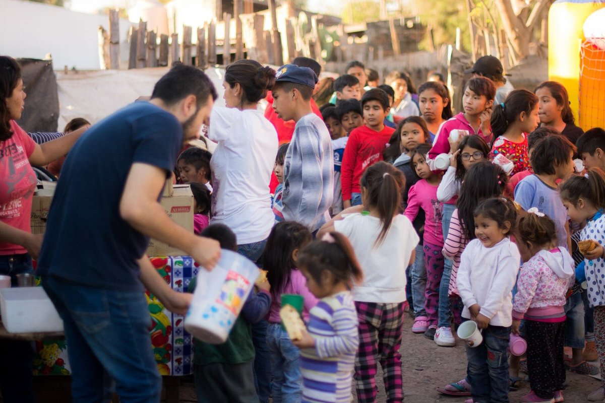 apadrinandoarg's tweet image. Festejando el día del niño en la comunidad aborigen Avá Guaraní del norte salteño! Cambiamos por un ratito la dura realidad por sonrisas :-)