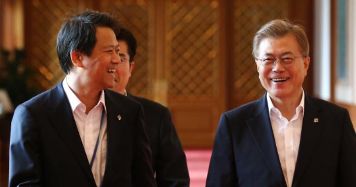 “여성가족부 장관님은 듣는 소리를 (청와대에) 충분히 잘 전달했고 저희는 종합적으로 판단했다"

임종석 비서실장, 탁현민 행정관 거취 관련 “대통령 인사권 존중돼야”
news.khan.co.kr/kh_news/khan_a…