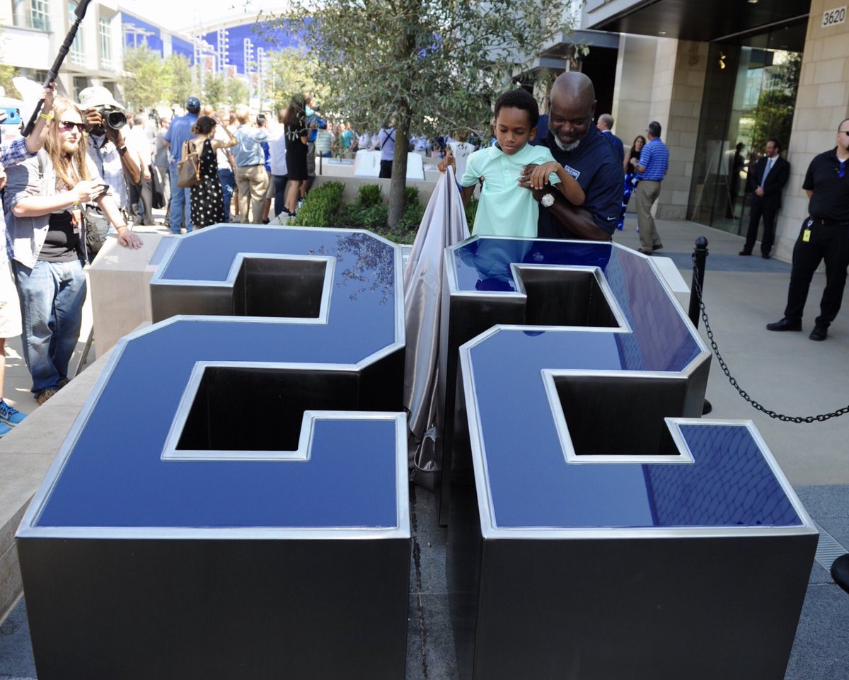EmmittSmith22's tweet photo. A memorable life moment today unveiling my @DallasCowboys #22 Ring of Honor Walk with my youngest. #Legacy https://t.co/LzpmbZ9OWX