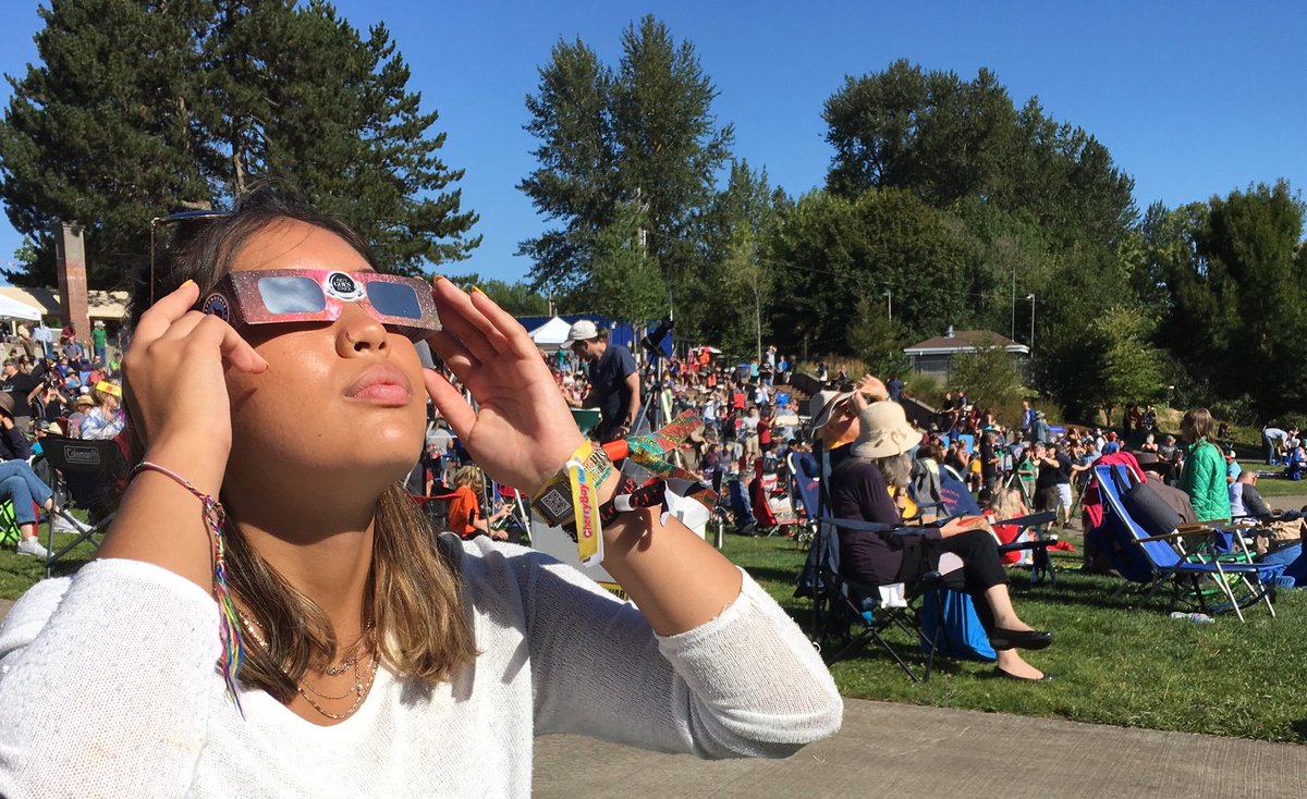 matthewjdavies's tweet photo. So the communal experience of the #SolarEclipe2017 in @IndependenceOR was glorious. Well worth the 11 hour(!) drive back to Vancouver https://t.co/skyO3P2G1R