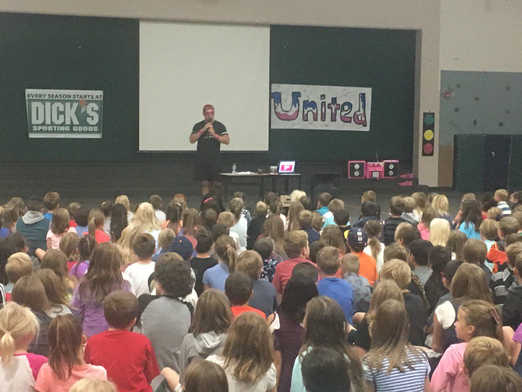 JenBass1's tweet photo. Fun Run Chuck came out for our annual #mdvepto fundraiser kick-off assembly!  @mdve_lions https://t.co/55ig11v8UJ
