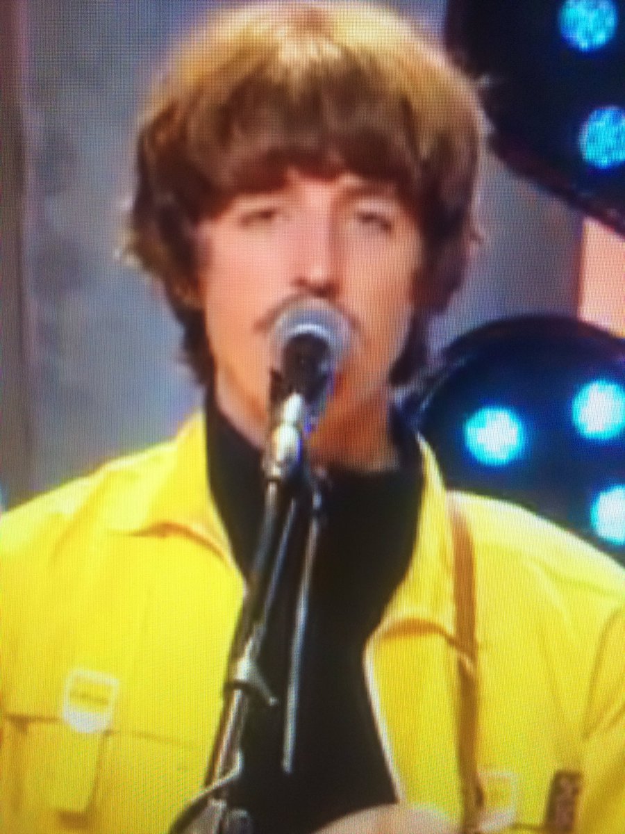 CFransolet's tweet photo. 4 #Beatles en un !! Le chanteur de #overnight https://t.co/WDGeQlBzXy