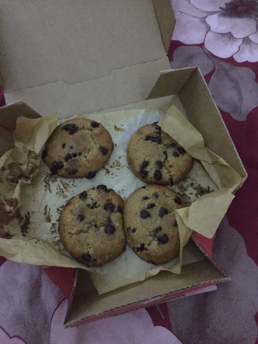GeorginaTemple's tweet photo. @Dominos_UK delivery arrived with half of our order wrong, waited another 45 mins for the right pizzas, and all we got were shitty cookies https://t.co/wtAnPqyIcf