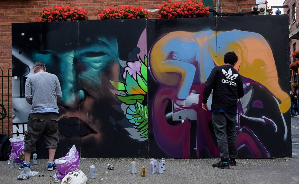 FThursdays's tweet photo. LIVE STREET ART this Thurs, 6-9pm at @EdwardsandCo_ Car Park (The 1 next to giant duellists at @BlackBoxBelfast!) See you 7th Sept! #FTB17 https://t.co/xnhNKAaSuF