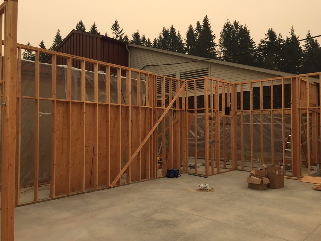LSSDCapProjects's tweet photo. Framing is up and awaiting roof trusses at #MtPilchuckElementary for the kindergarten additions. #LSSD https://t.co/7qMngIlTWp