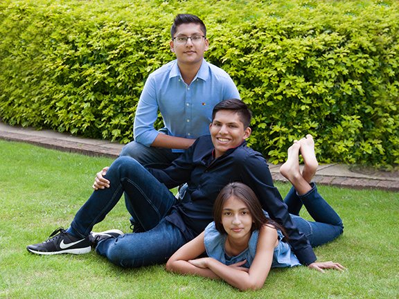 LightningPhotog's tweet photo. 3 advantages of family portraits done at home https://t.co/bGOJNE8QEl https://t.co/00bHqfFkda