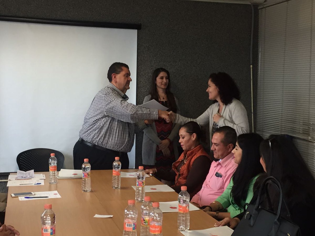 SecEducacionJal's tweet photo. Entrega de nombramientos a docentes en función de dirección que regularizaron su nombramiento a través de la #EvaluaciónDelDesempeño 2016. https://t.co/1ryzsbmjqo
