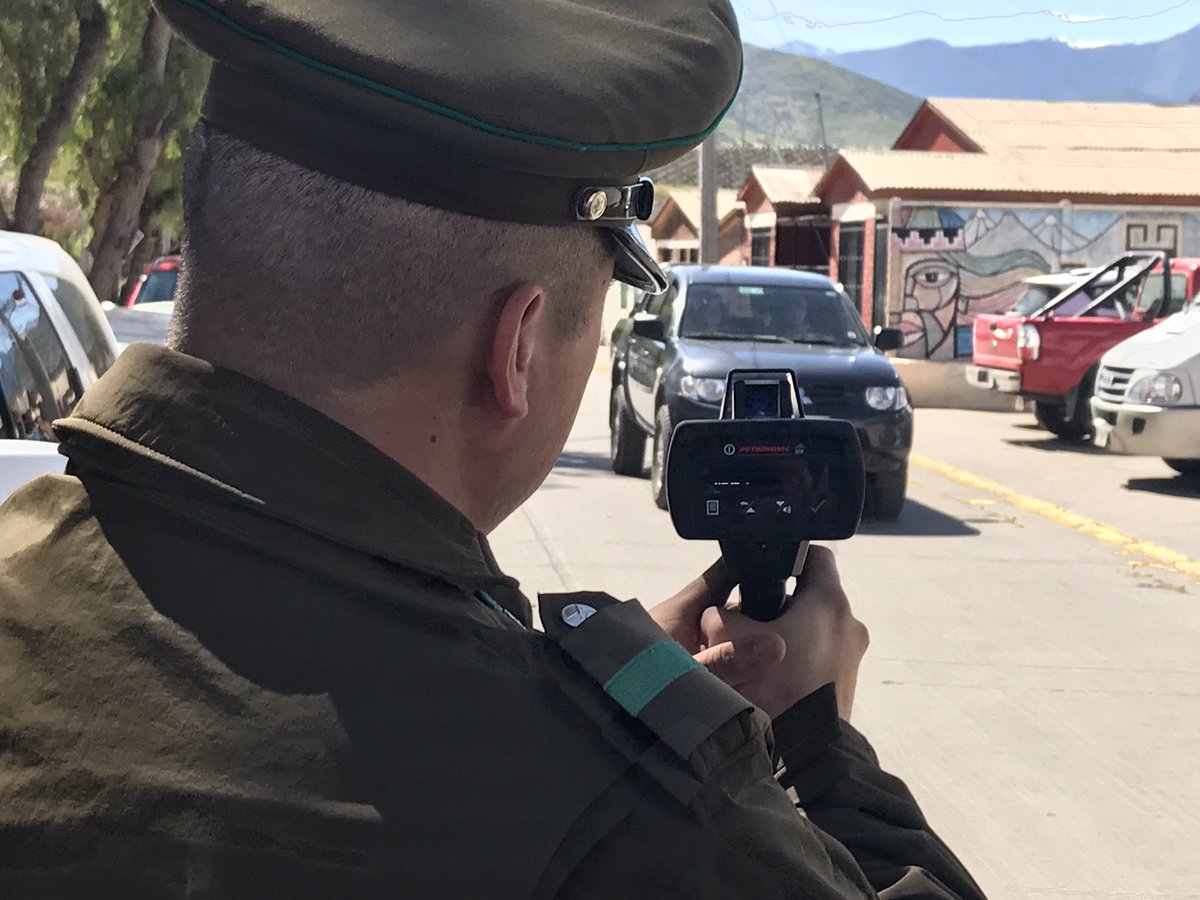 MUNIMPATRIA's tweet image. Trabajo conjunto: Nuestro municipio hace entrega a Carabineros de #MontePatria Pistola de Control de Velocidad.