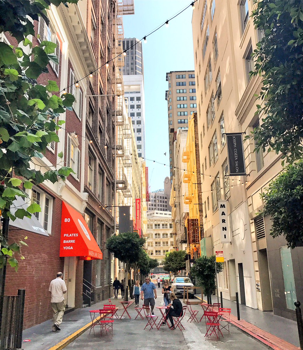 SpringrApp's tweet photo. Brief shade break walking through SF #commute #smartcities https://t.co/JyrvQnX9V6