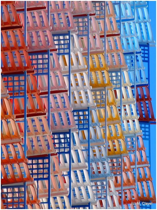 Marseillaisetlm's tweet photo. Les brise-soleil de la façade sud-ouest de La Marseillaise : l'écriture architecturale des @ateliersjnouvel
#Marseille #teamarchi https://t.co/6Bj1Knecmy