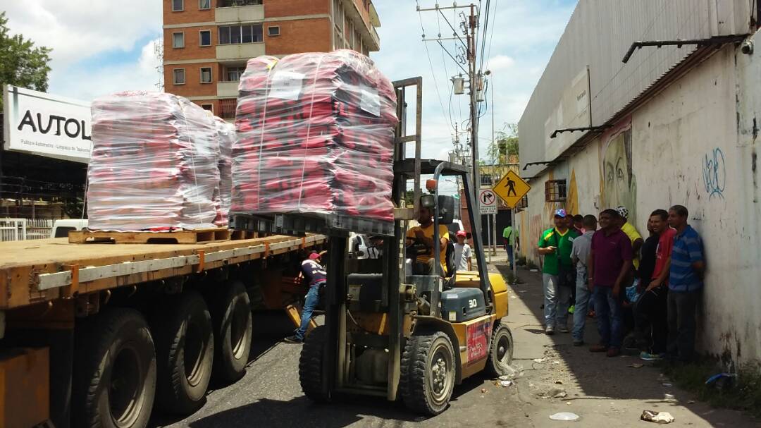 MirnaT_Vies's tweet photo. Se descargan los bolsos escolares para los estudiantes de Lara caragados de la ESPEEANZA @MPPEDUCACION @JauaMiranda https://t.co/WvFTdLMQuN