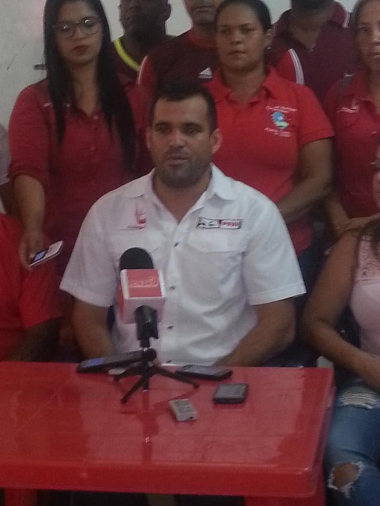 psuvpc's tweet photo. Comando de campaña de @psuvpc sigue aceitando la maquinaria para la victoria de @rafaellacava10  a la Gobernación de Carabobo @AlexFaustinoS https://t.co/9w7AjZ9eW0