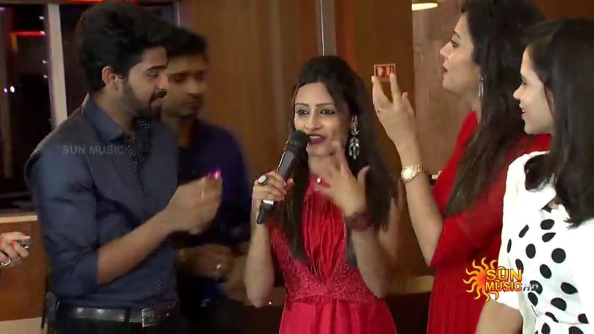 Manimadurai0505's tweet photo. #HBDSunmusic 🎂🎉💞
@sangeethas23 sema fun show 😜😜 u and our RockStar anjana both r #RedandCute 😘😘😘 https://t.co/GNo2WxsCui