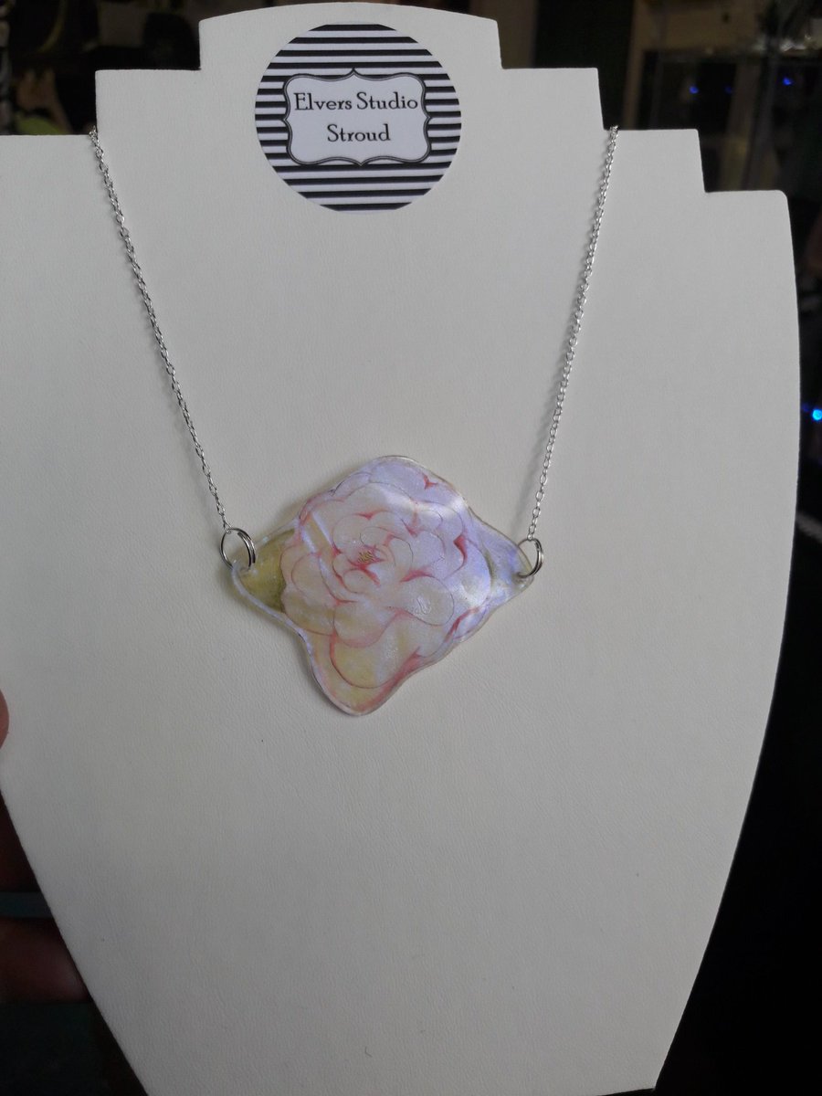 TristanaDavis's tweet photo. Pretty #handmade #iridescent #flower #necklace #elversstudio #wdyt #stroud https://t.co/RZzSyGvAux