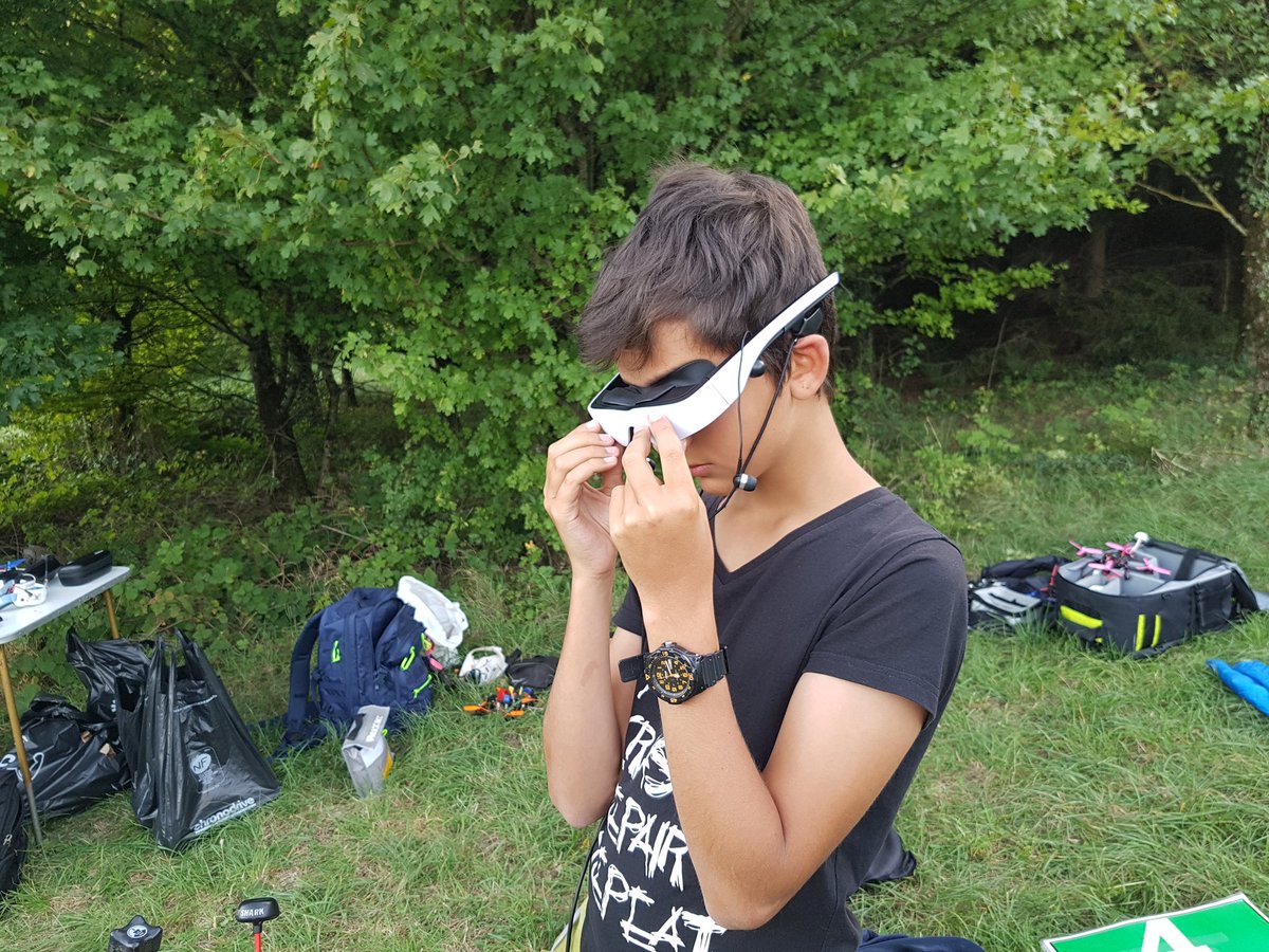 cinemizerOLED's tweet photo. On était ravi hier de pouvoir échanger avec @lagresquad sur les #CinemizerOLED pendant un pique-nique #droneracing. Le spot était splendide! https://t.co/zmRFO9qsME