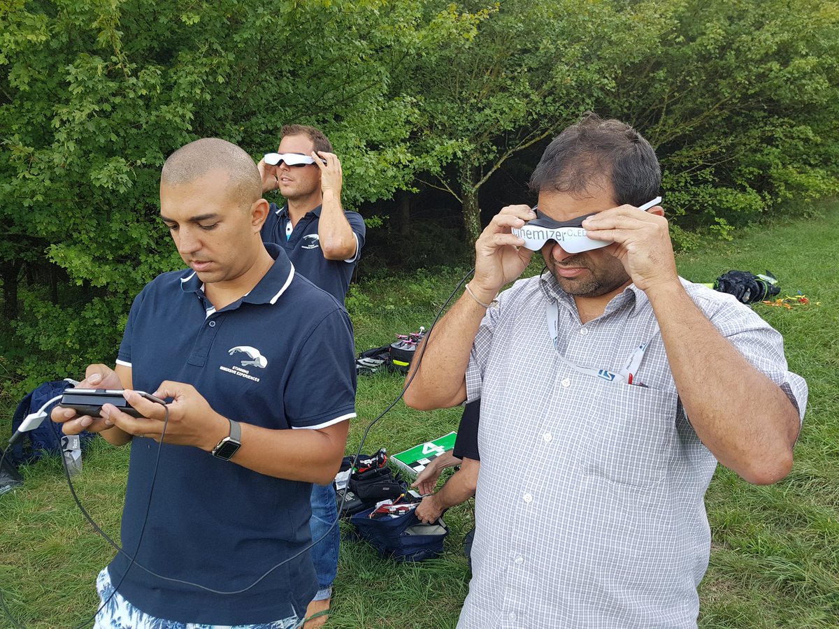 cinemizerOLED's tweet photo. On était ravi hier de pouvoir échanger avec @lagresquad sur les #CinemizerOLED pendant un pique-nique #droneracing. Le spot était splendide! https://t.co/zmRFO9qsME