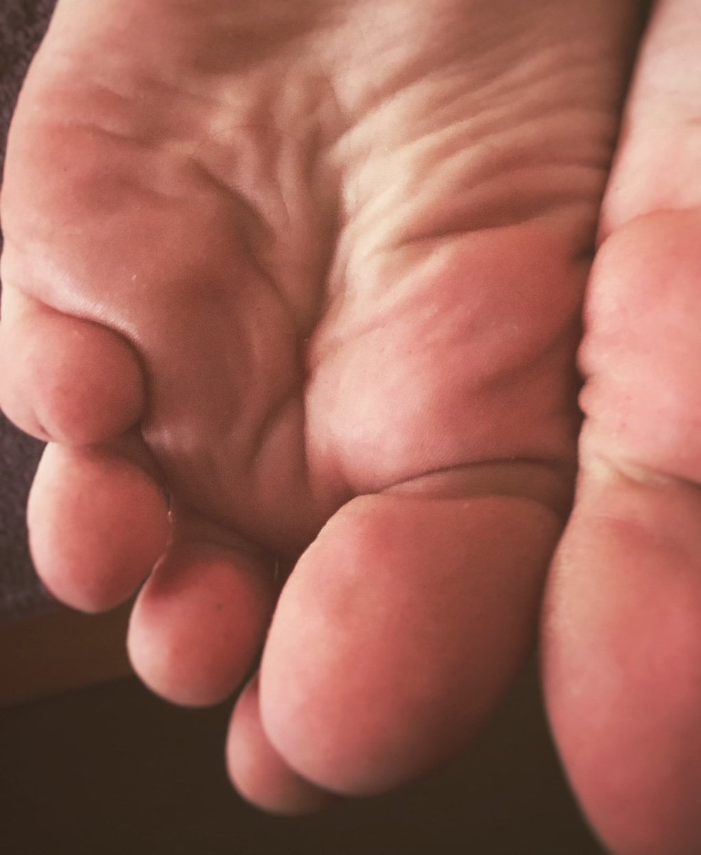 FeetDen tweet media