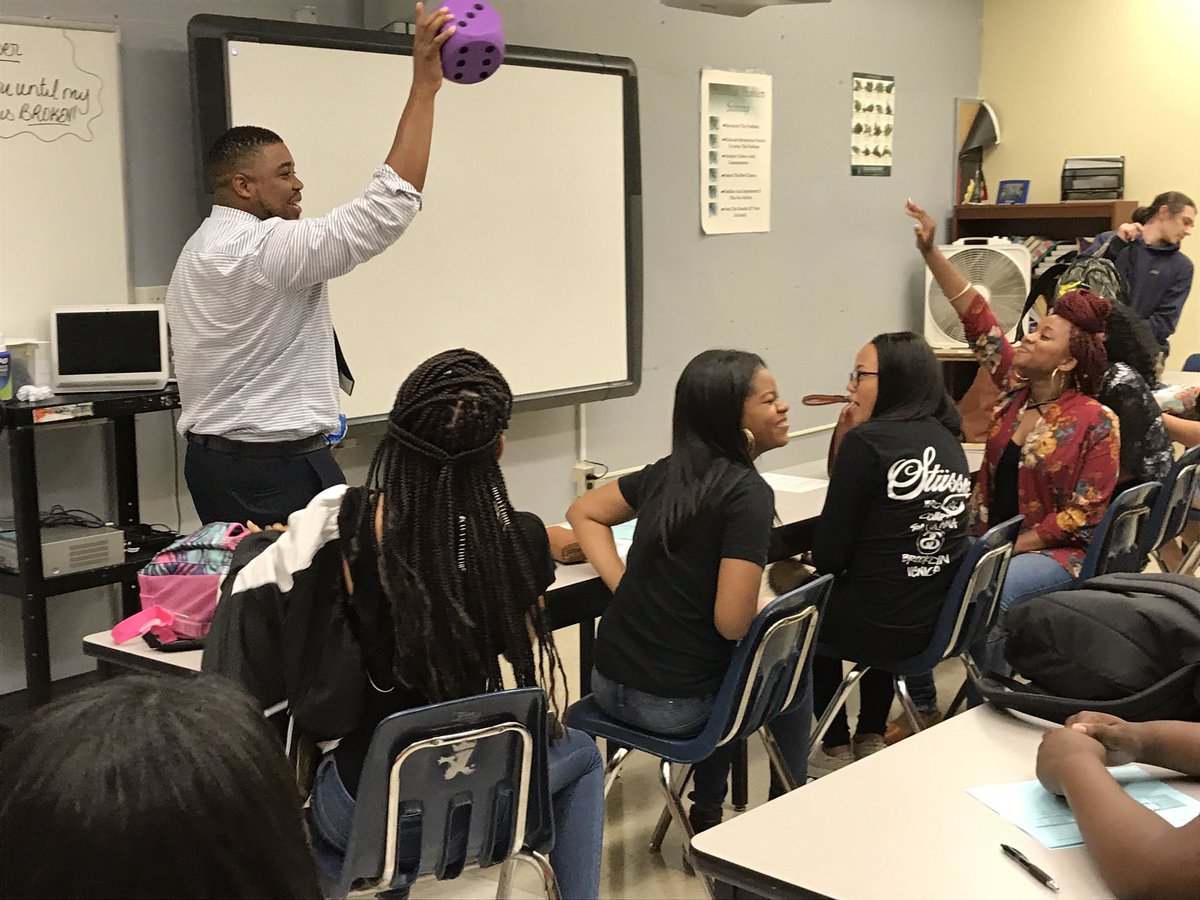 HamptonCSchools's tweet photo. Fun in culinary arts class @PhoebusHS1 #hcsfirstday17 https://t.co/0TI3eFx2PC