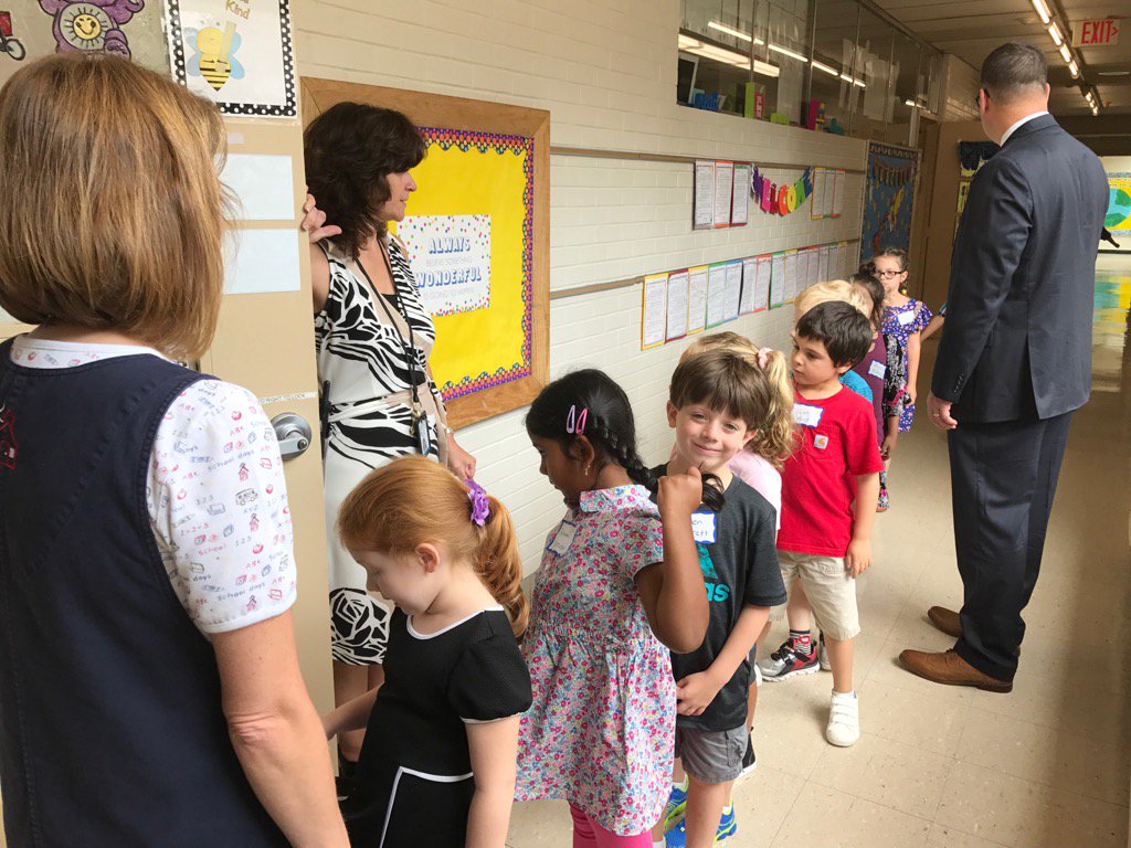 EnfieldPS's tweet photo. #epsfirstday Enfield Street School https://t.co/azUY8Bl1hc