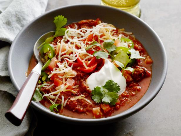 FoodNetwork's tweet image. .@GZChef's Chili is the ultimate in comfort food! Get more pro recipes before a new #CooksVsCons @ 10|9c: foodtv.com/5sfrn!