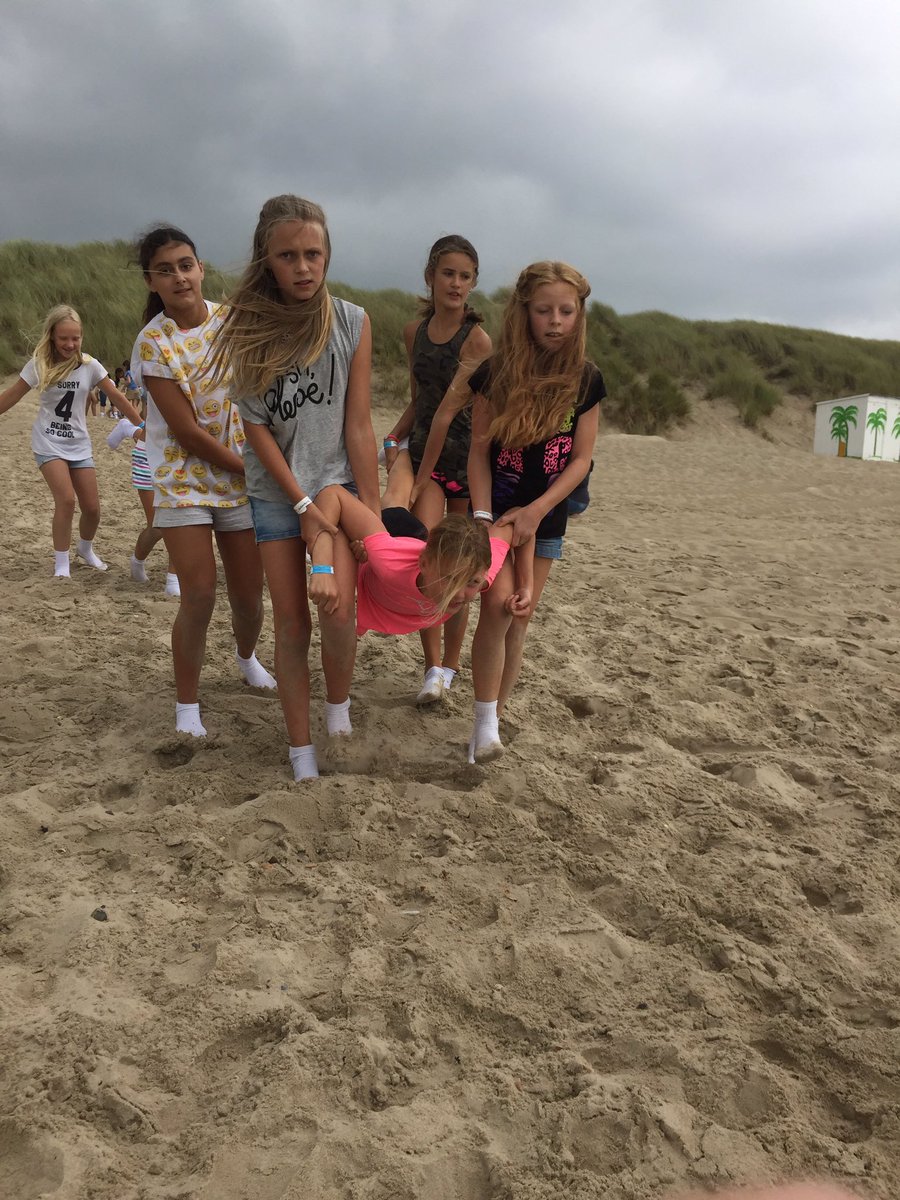 De_Keerkring's tweet photo. Kamp groep 7/8 dag 2. Naar het dorp en naar het strand. #geen witte sokken meer #nog lang niet moe https://t.co/yj8XqtZhFZ